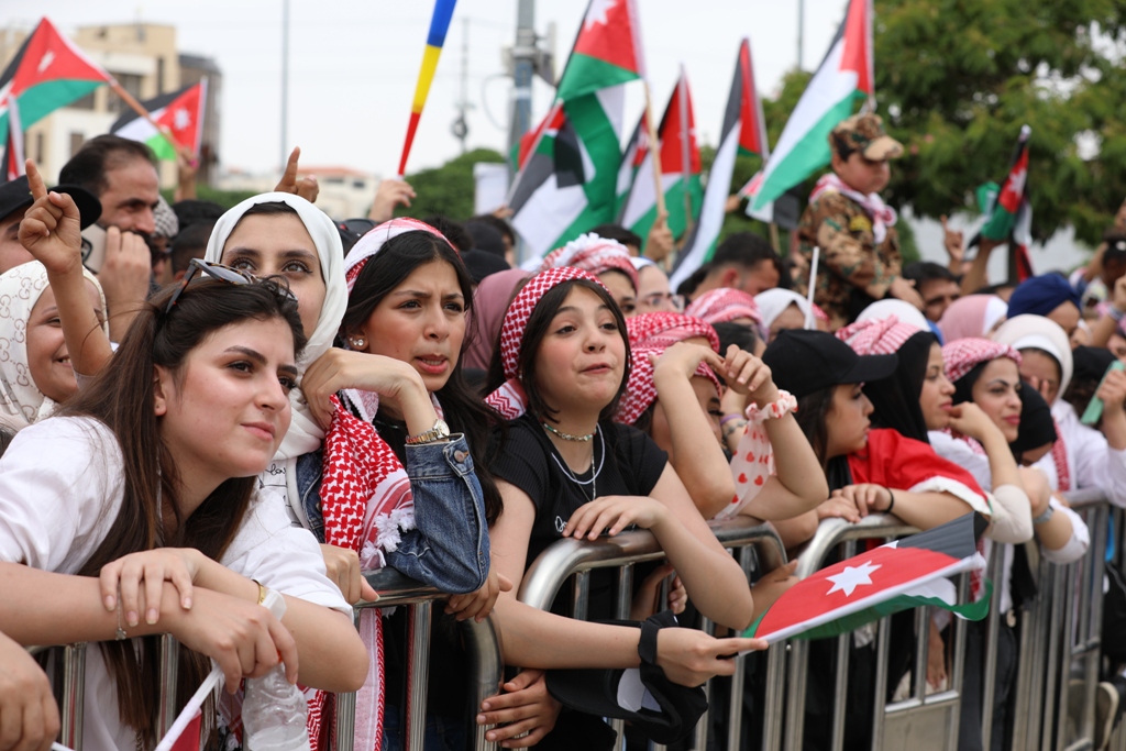 بالصور... آلاف المواطنين يشاركون في احتفال زين فرحاً بزفاف ولي العهد