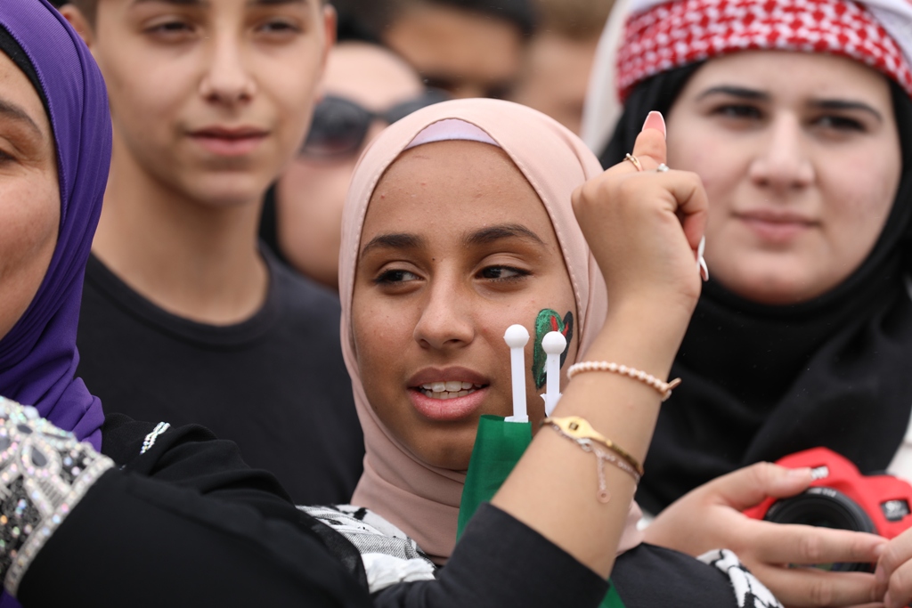 بالصور... آلاف المواطنين يشاركون في احتفال زين فرحاً بزفاف ولي العهد