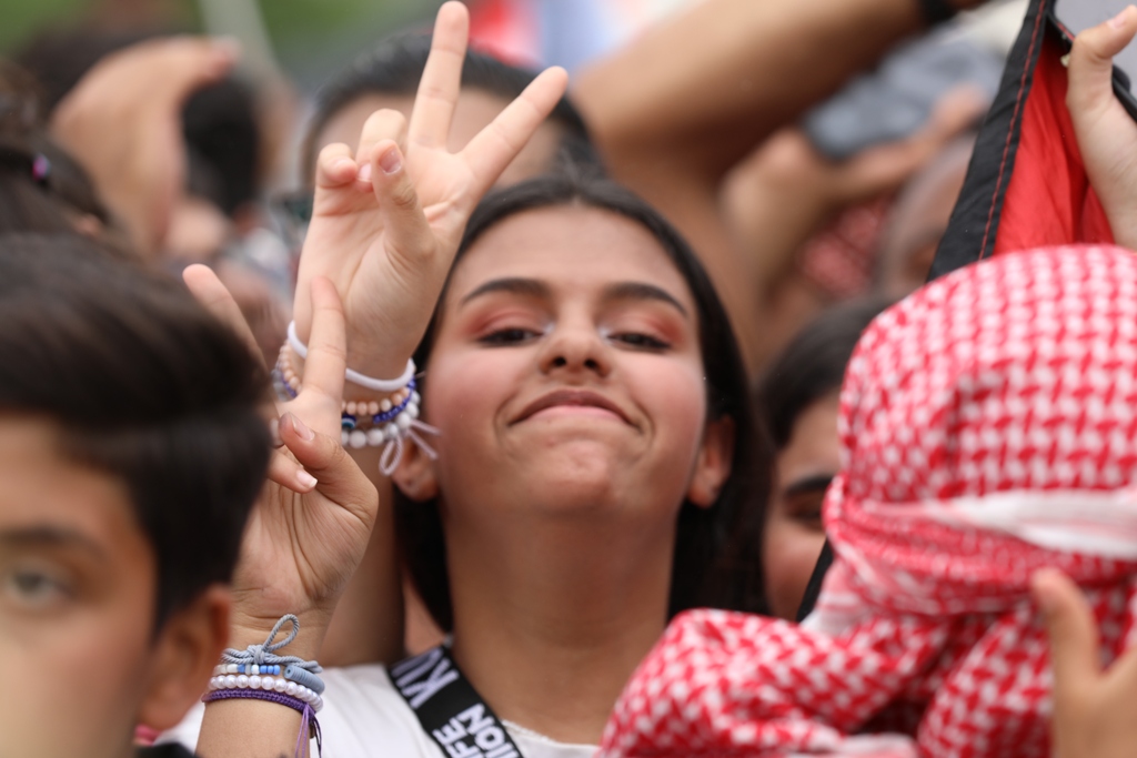 بالصور... آلاف المواطنين يشاركون في احتفال زين فرحاً بزفاف ولي العهد