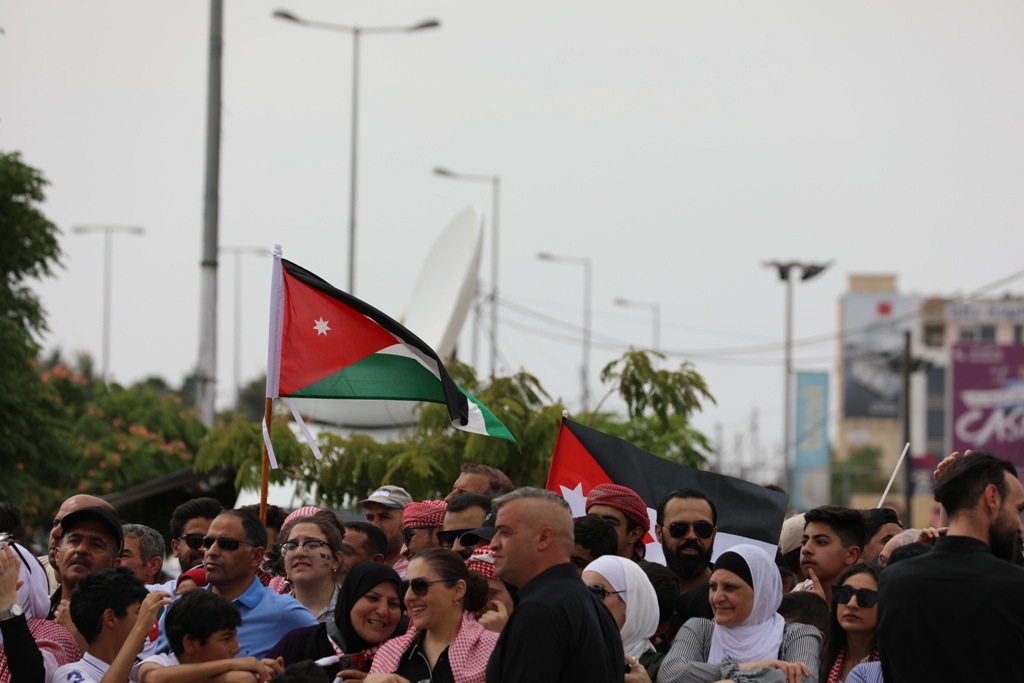 بالصور... آلاف المواطنين يشاركون في احتفال زين فرحاً بزفاف ولي العهد