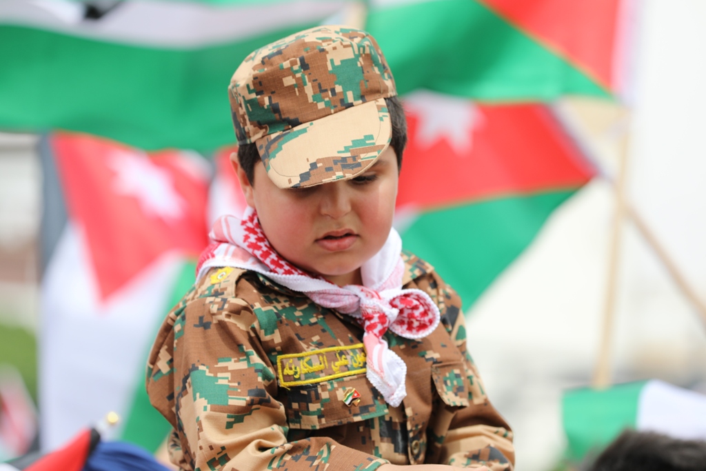 بالصور... آلاف المواطنين يشاركون في احتفال زين فرحاً بزفاف ولي العهد