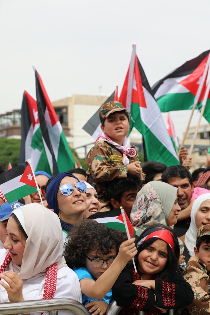 بالصور... آلاف المواطنين يشاركون في احتفال زين فرحاً بزفاف ولي العهد