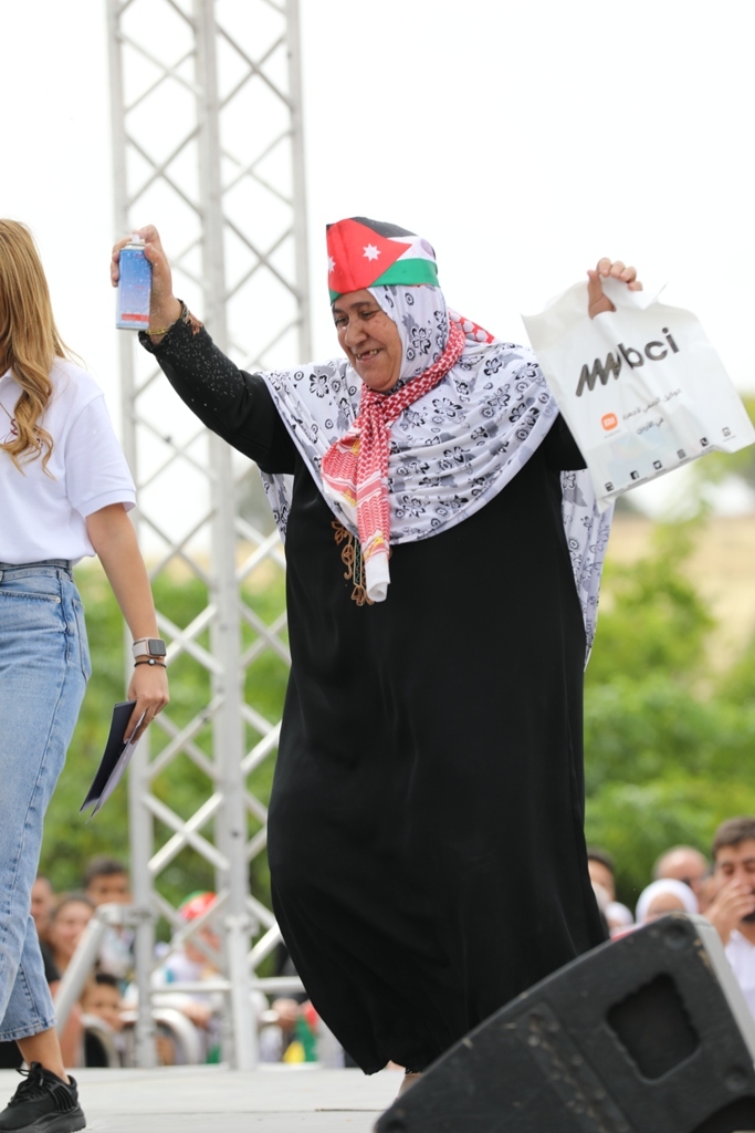 بالصور... آلاف المواطنين يشاركون في احتفال زين فرحاً بزفاف ولي العهد