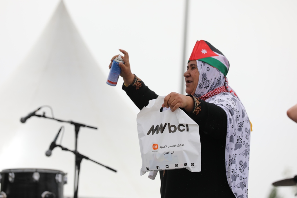 بالصور... آلاف المواطنين يشاركون في احتفال زين فرحاً بزفاف ولي العهد