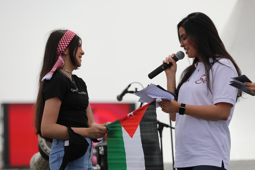 بالصور... آلاف المواطنين يشاركون في احتفال زين فرحاً بزفاف ولي العهد