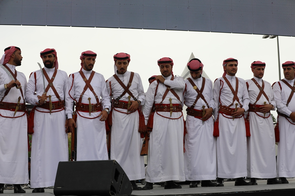 بالصور... آلاف المواطنين يشاركون في احتفال زين فرحاً بزفاف ولي العهد