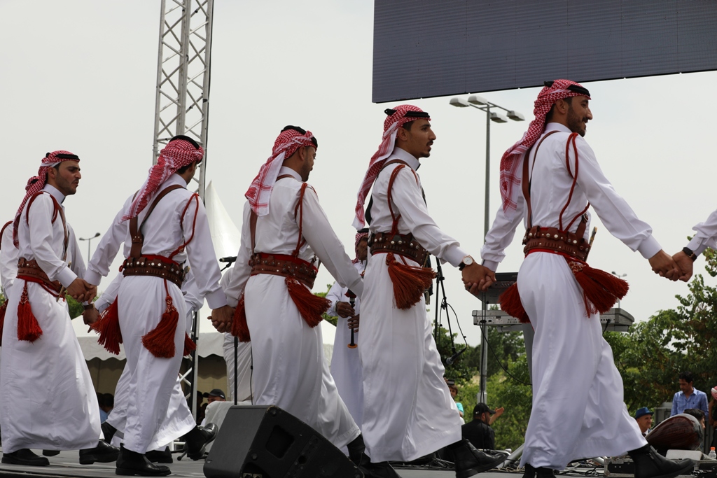 بالصور... آلاف المواطنين يشاركون في احتفال زين فرحاً بزفاف ولي العهد