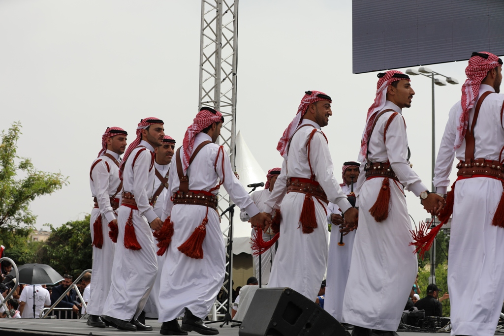 بالصور... آلاف المواطنين يشاركون في احتفال زين فرحاً بزفاف ولي العهد