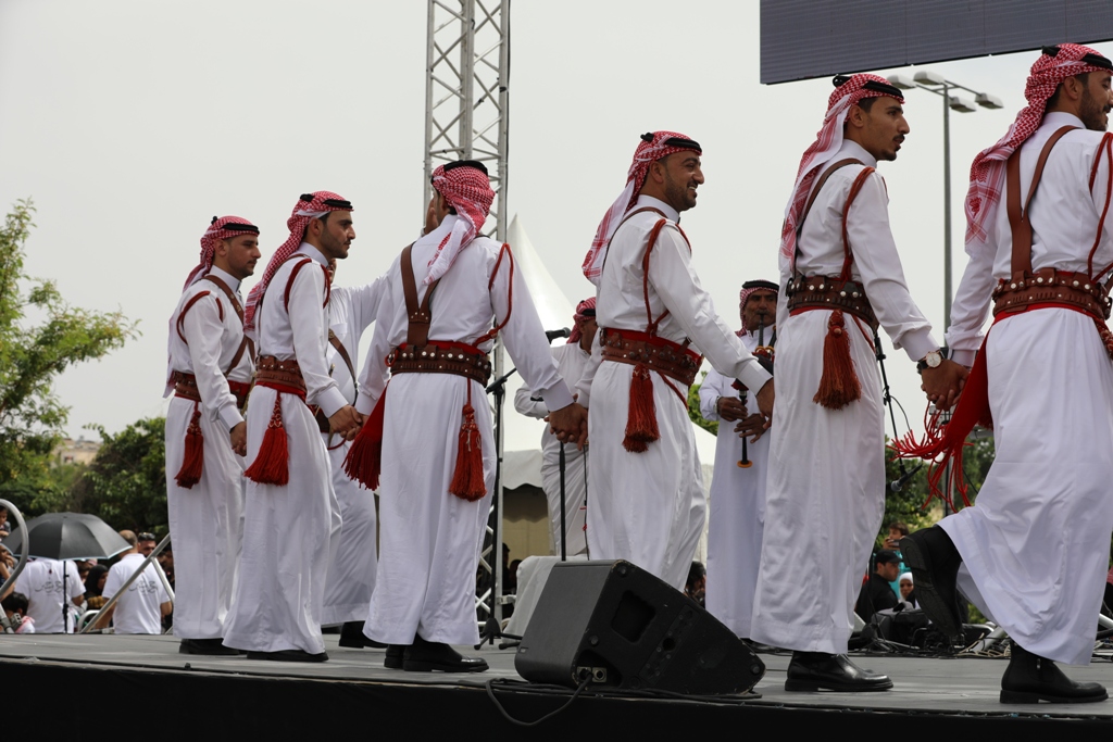 بالصور... آلاف المواطنين يشاركون في احتفال زين فرحاً بزفاف ولي العهد