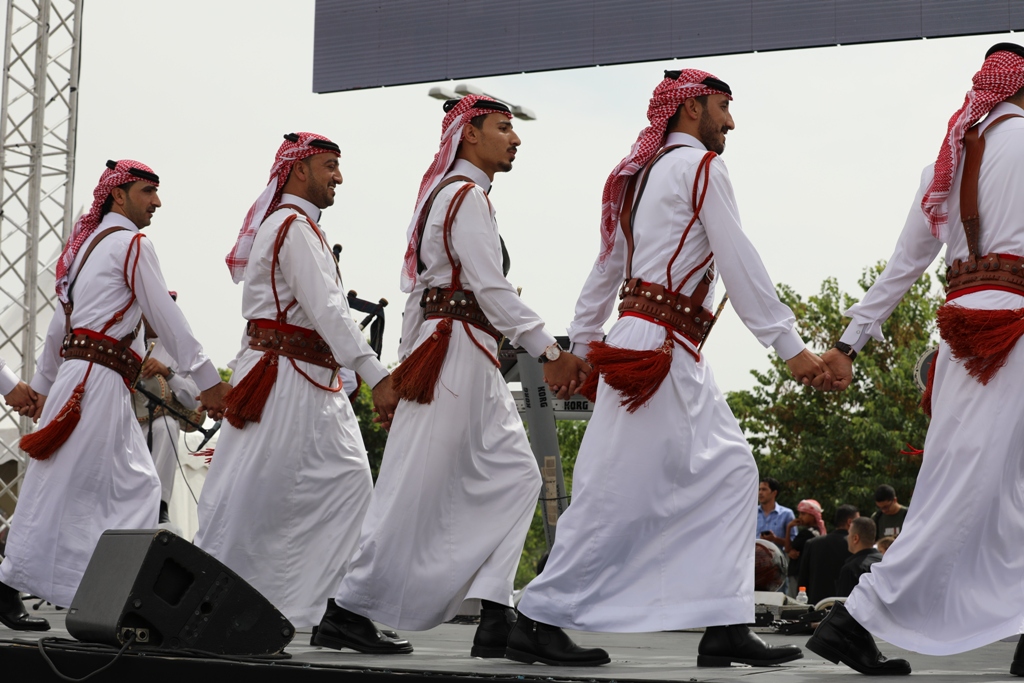 صورة حول : بالصور... آلاف المواطنين يشاركون في احتفال زين فرحاً بزفاف ولي العهد بالصور... آلاف المواطنين يشاركون في احتفال زين فرحاً بزفاف ولي العهد