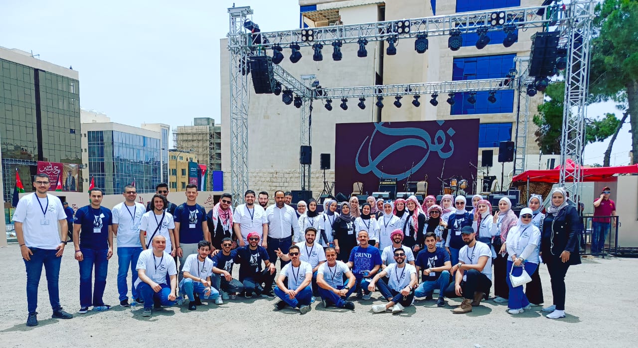 بالصور... آلاف المواطنين يشاركون في احتفال زين فرحاً بزفاف ولي العهد