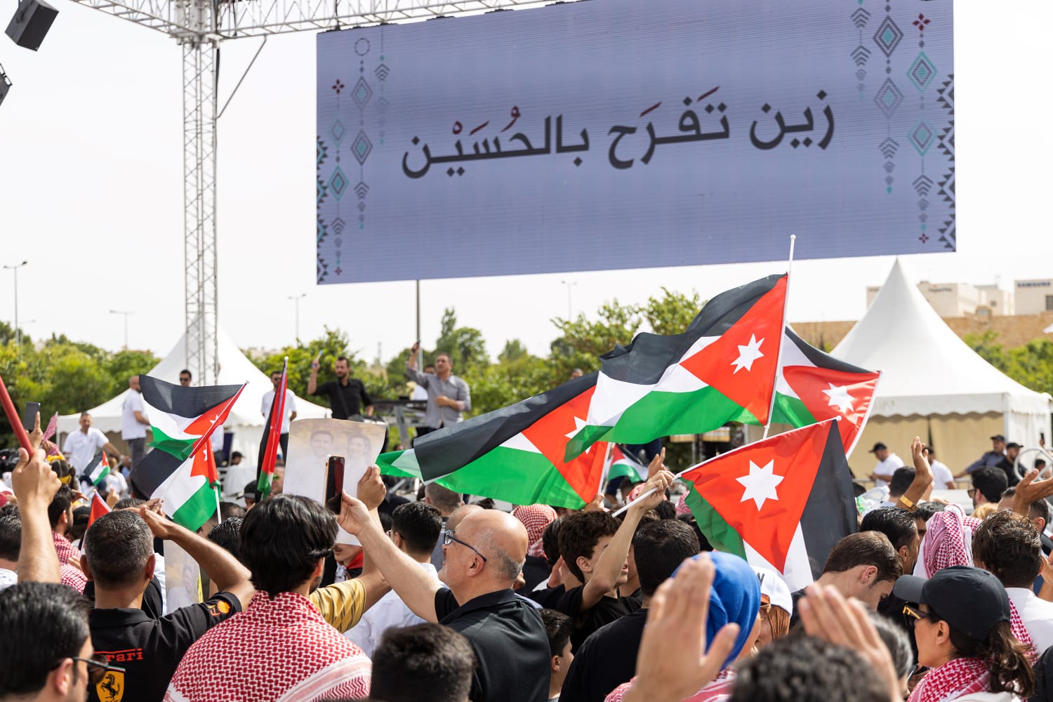 صورة حول : بالصور... آلاف المواطنين يشاركون في احتفال زين فرحاً بزفاف ولي العهد بالصور... آلاف المواطنين يشاركون في احتفال زين فرحاً بزفاف ولي العهد