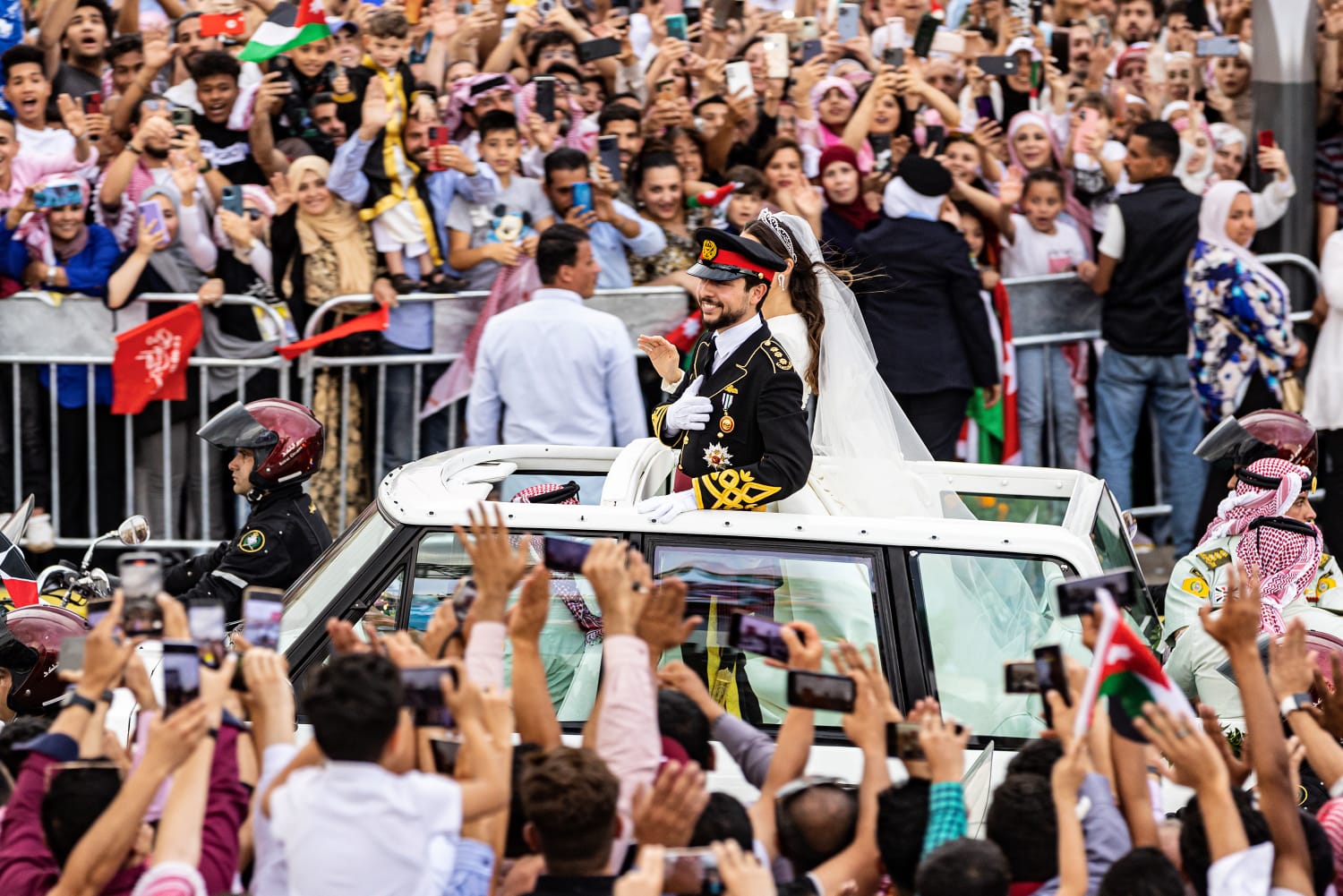 صورة حول : بالصور... آلاف المواطنين يشاركون في احتفال زين فرحاً بزفاف ولي العهد بالصور... آلاف المواطنين يشاركون في احتفال زين فرحاً بزفاف ولي العهد