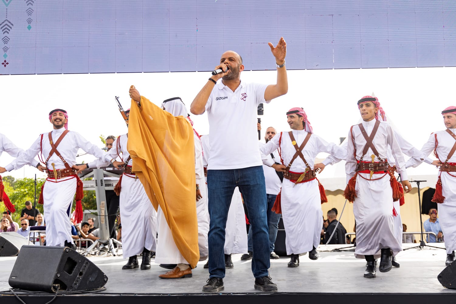 صورة حول : بالصور... آلاف المواطنين يشاركون في احتفال زين فرحاً بزفاف ولي العهد بالصور... آلاف المواطنين يشاركون في احتفال زين فرحاً بزفاف ولي العهد