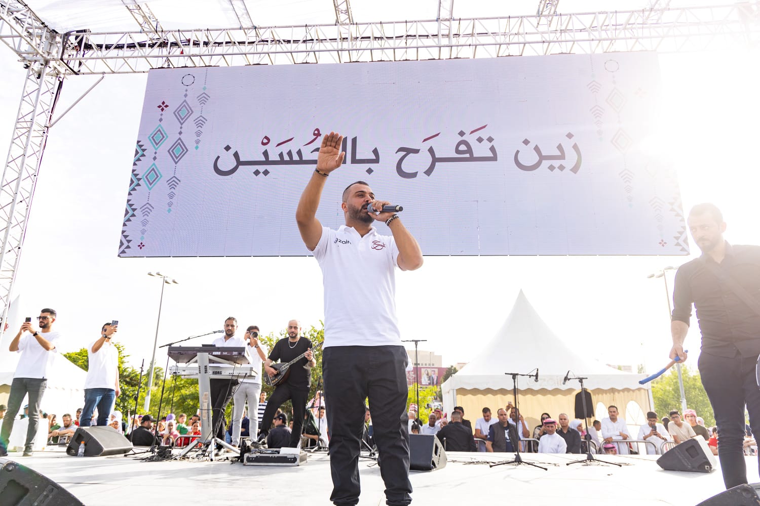 صورة حول : بالصور... آلاف المواطنين يشاركون في احتفال زين فرحاً بزفاف ولي العهد بالصور... آلاف المواطنين يشاركون في احتفال زين فرحاً بزفاف ولي العهد