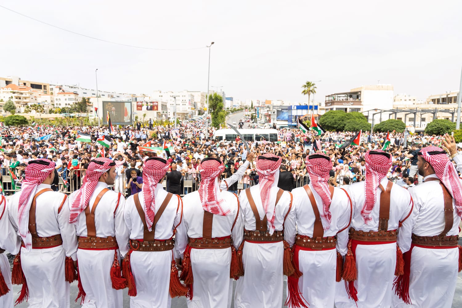 صورة حول : بالصور... آلاف المواطنين يشاركون في احتفال زين فرحاً بزفاف ولي العهد بالصور... آلاف المواطنين يشاركون في احتفال زين فرحاً بزفاف ولي العهد