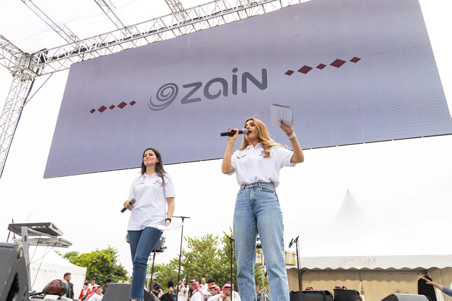 صورة حول : بالصور... آلاف المواطنين يشاركون في احتفال زين فرحاً بزفاف ولي العهد بالصور... آلاف المواطنين يشاركون في احتفال زين فرحاً بزفاف ولي العهد