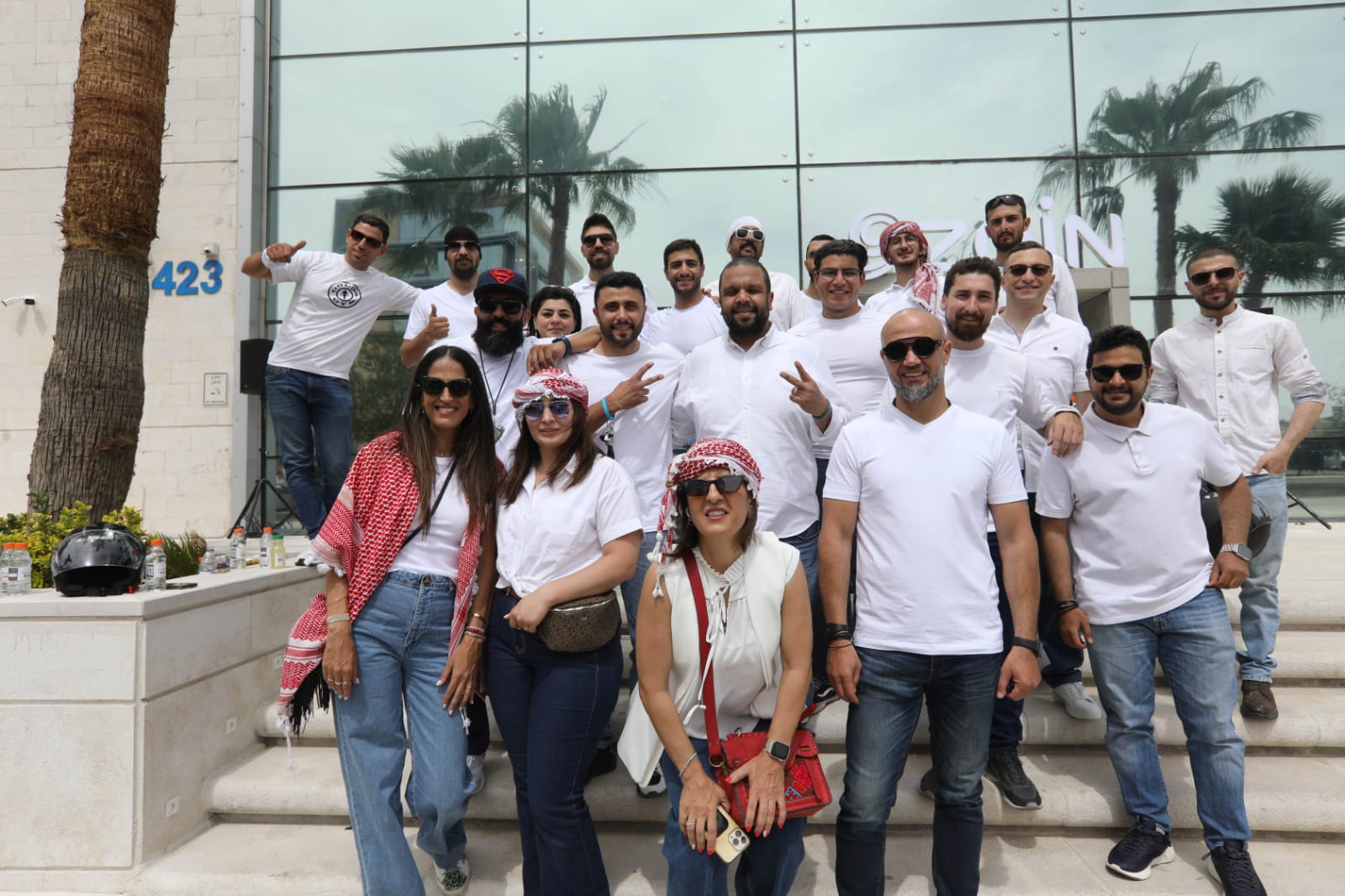 بالصور... آلاف المواطنين يشاركون في احتفال زين فرحاً بزفاف ولي العهد