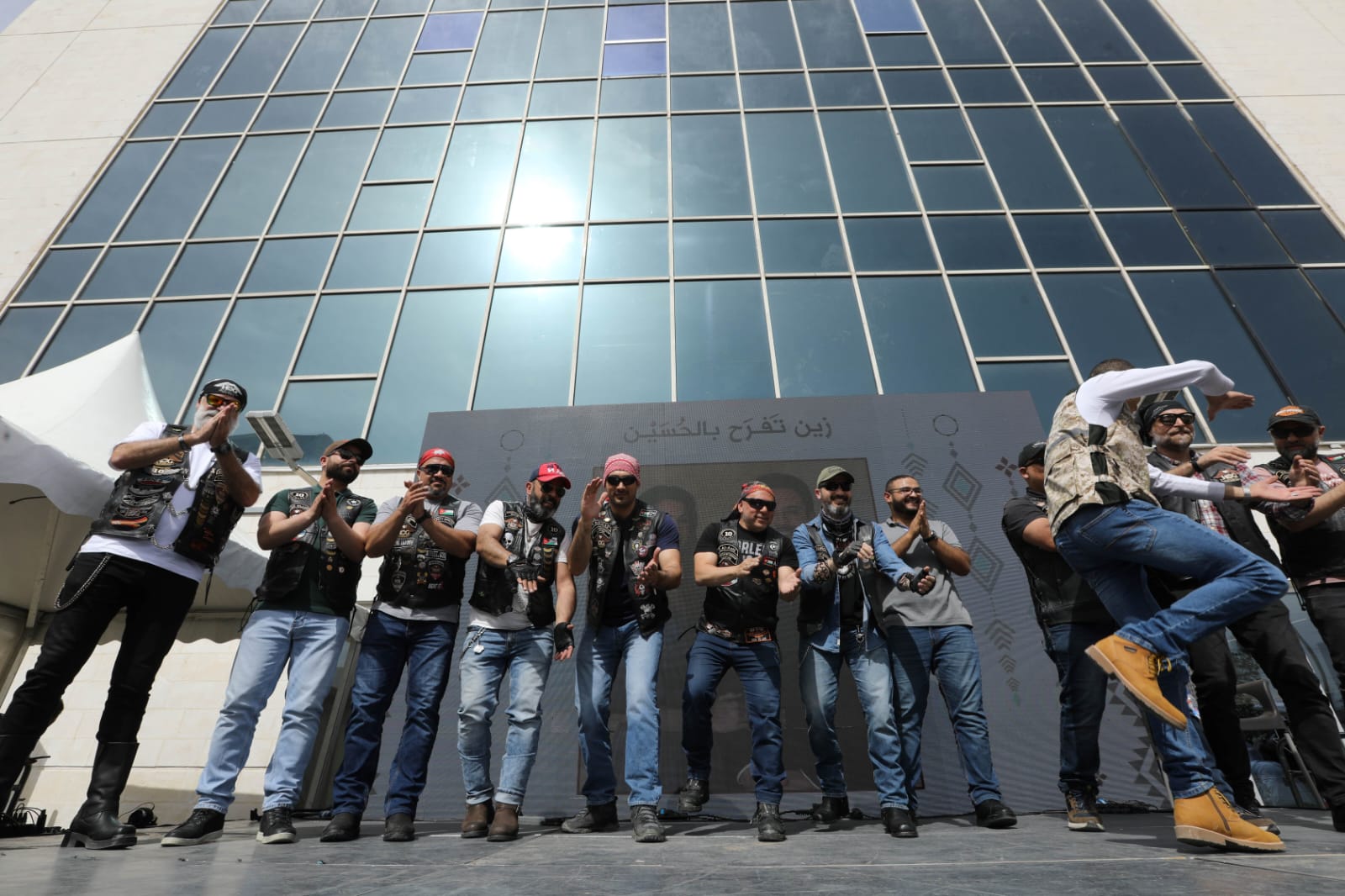 بالصور... آلاف المواطنين يشاركون في احتفال زين فرحاً بزفاف ولي العهد