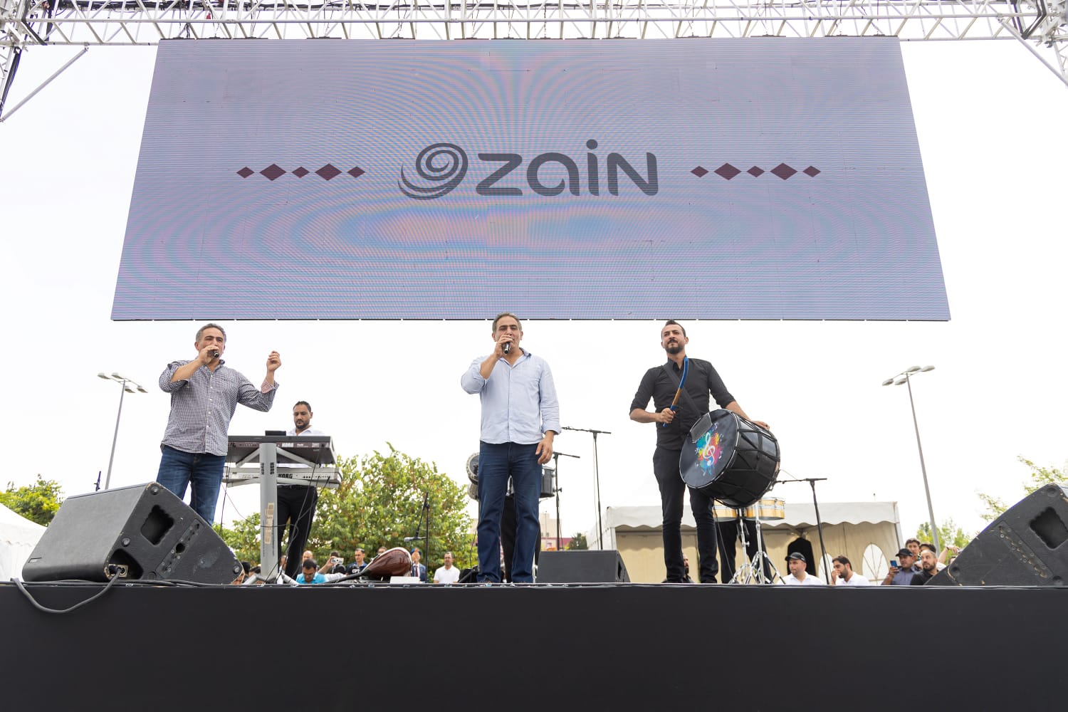 صورة حول : بالصور... آلاف المواطنين يشاركون في احتفال زين فرحاً بزفاف ولي العهد بالصور... آلاف المواطنين يشاركون في احتفال زين فرحاً بزفاف ولي العهد