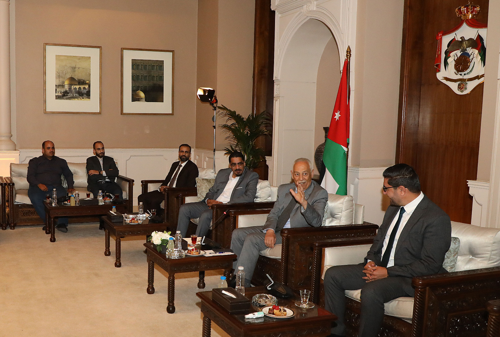 العيسوي يلتقي مجموعة من شباب وشابات لواء سحاب ووفدا من مجلس محافظة مأدبا.