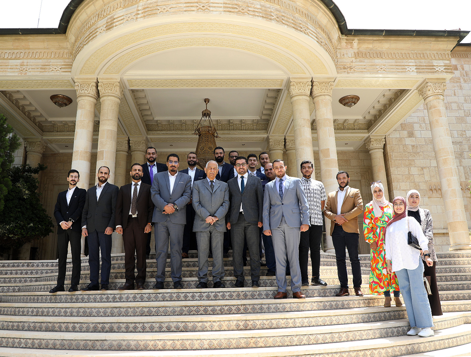 العيسوي يلتقي مجموعة من شباب وشابات لواء سحاب ووفدا من مجلس محافظة مأدبا.