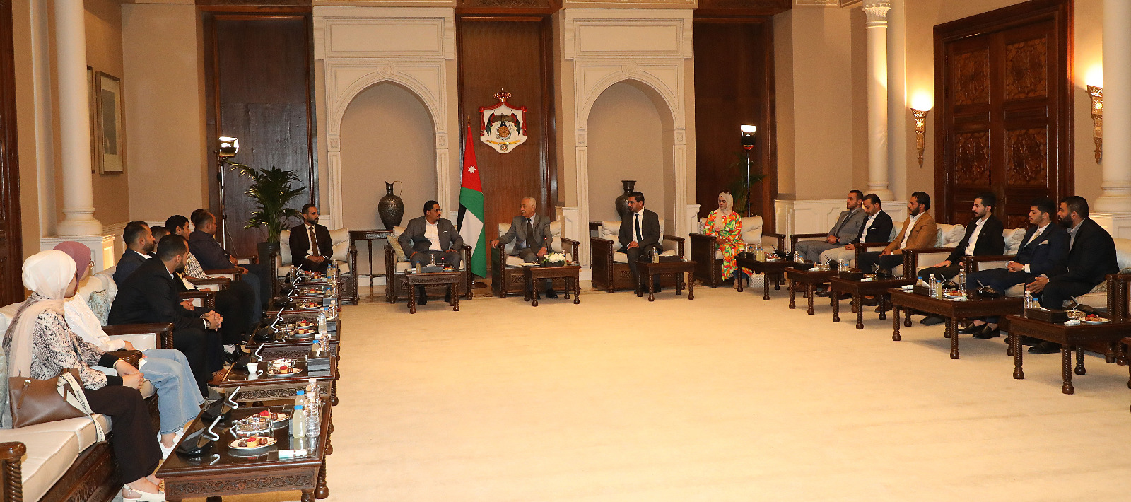 العيسوي يلتقي مجموعة من شباب وشابات لواء سحاب ووفدا من مجلس محافظة مأدبا.