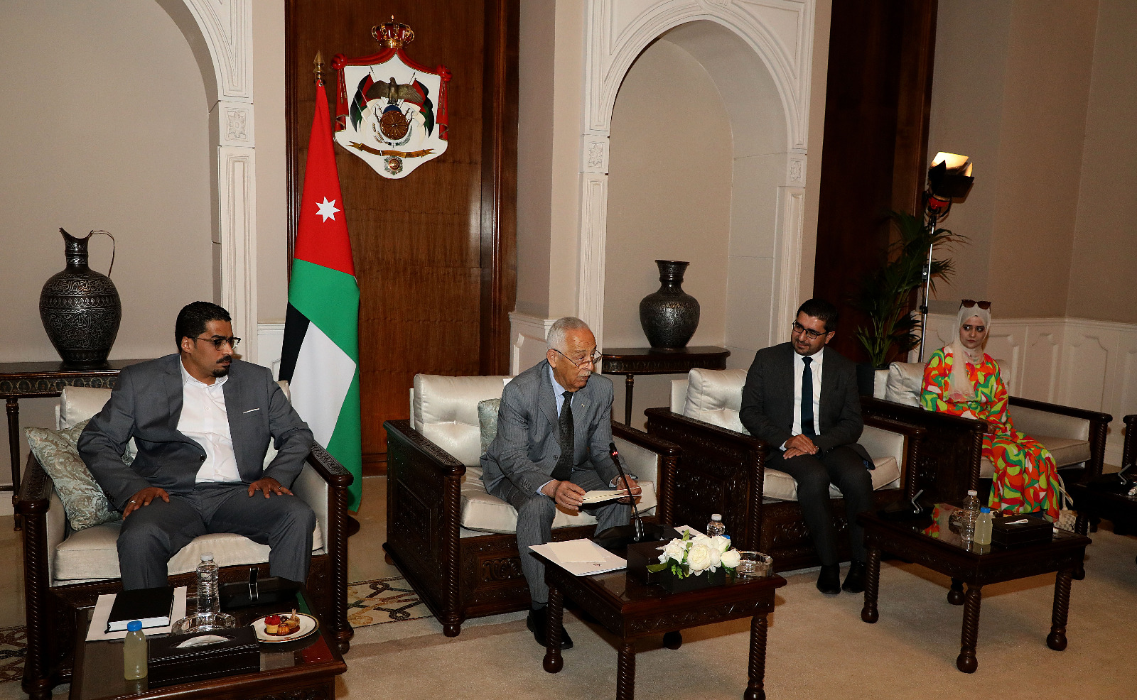 العيسوي يلتقي مجموعة من شباب وشابات لواء سحاب ووفدا من مجلس محافظة مأدبا.