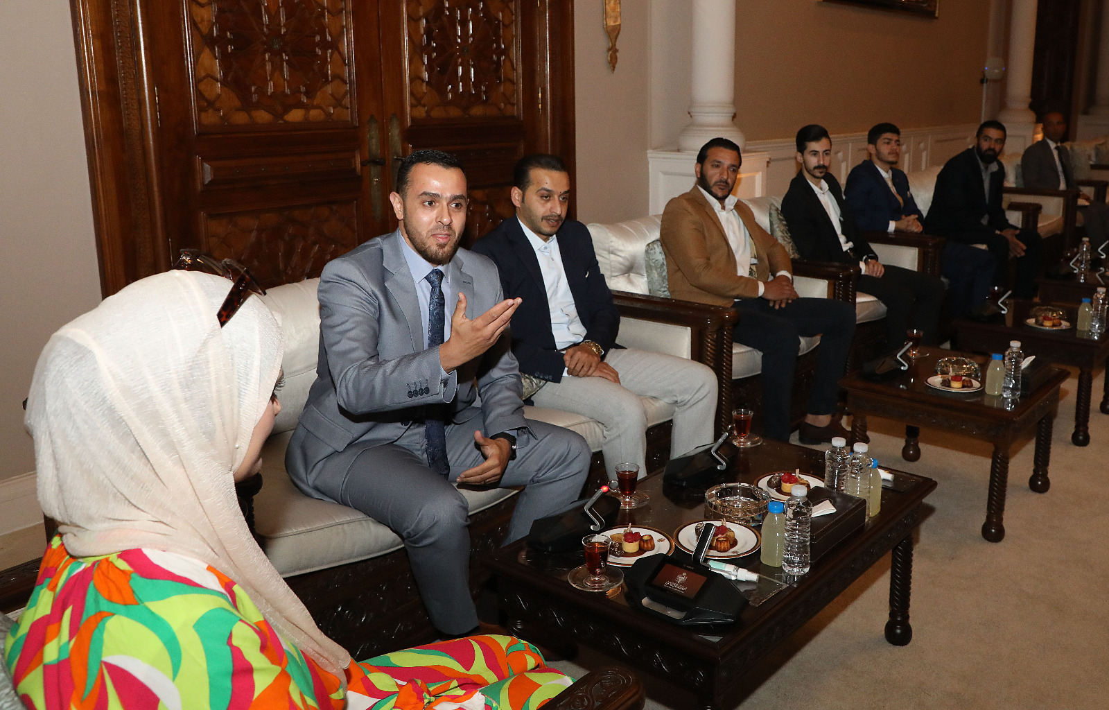 العيسوي يلتقي مجموعة من شباب وشابات لواء سحاب ووفدا من مجلس محافظة مأدبا.