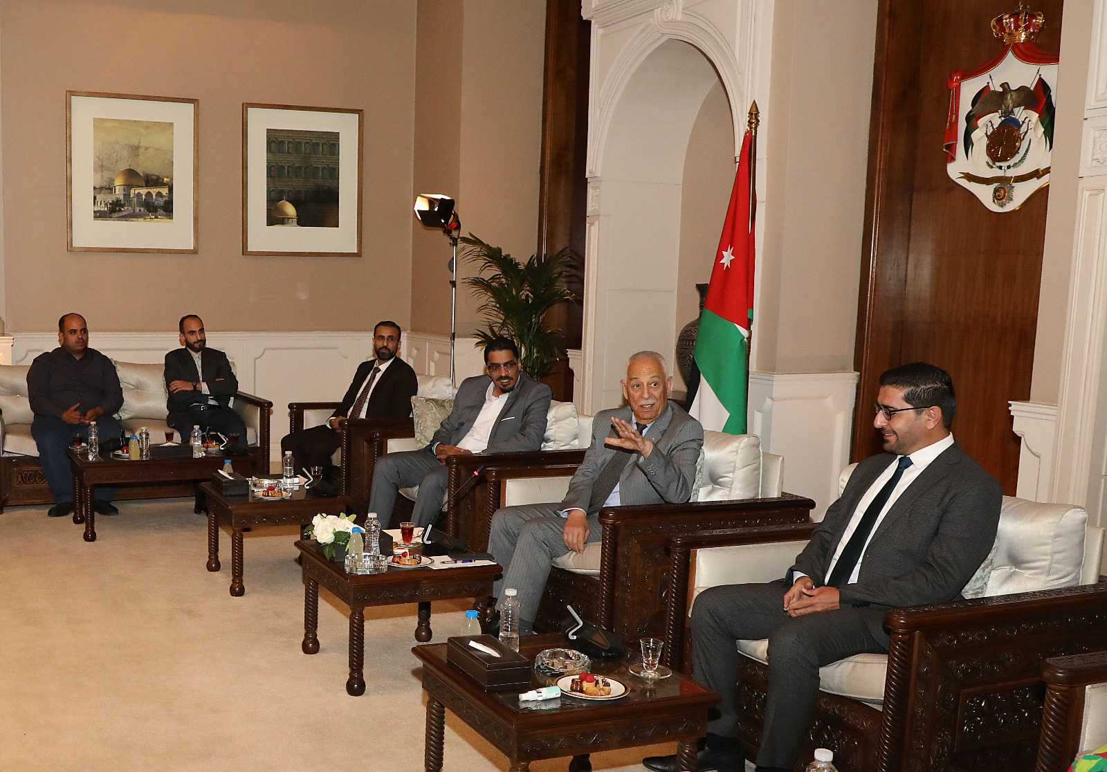 العيسوي يلتقي مجموعة من شباب وشابات لواء سحاب ووفدا من مجلس محافظة مأدبا.