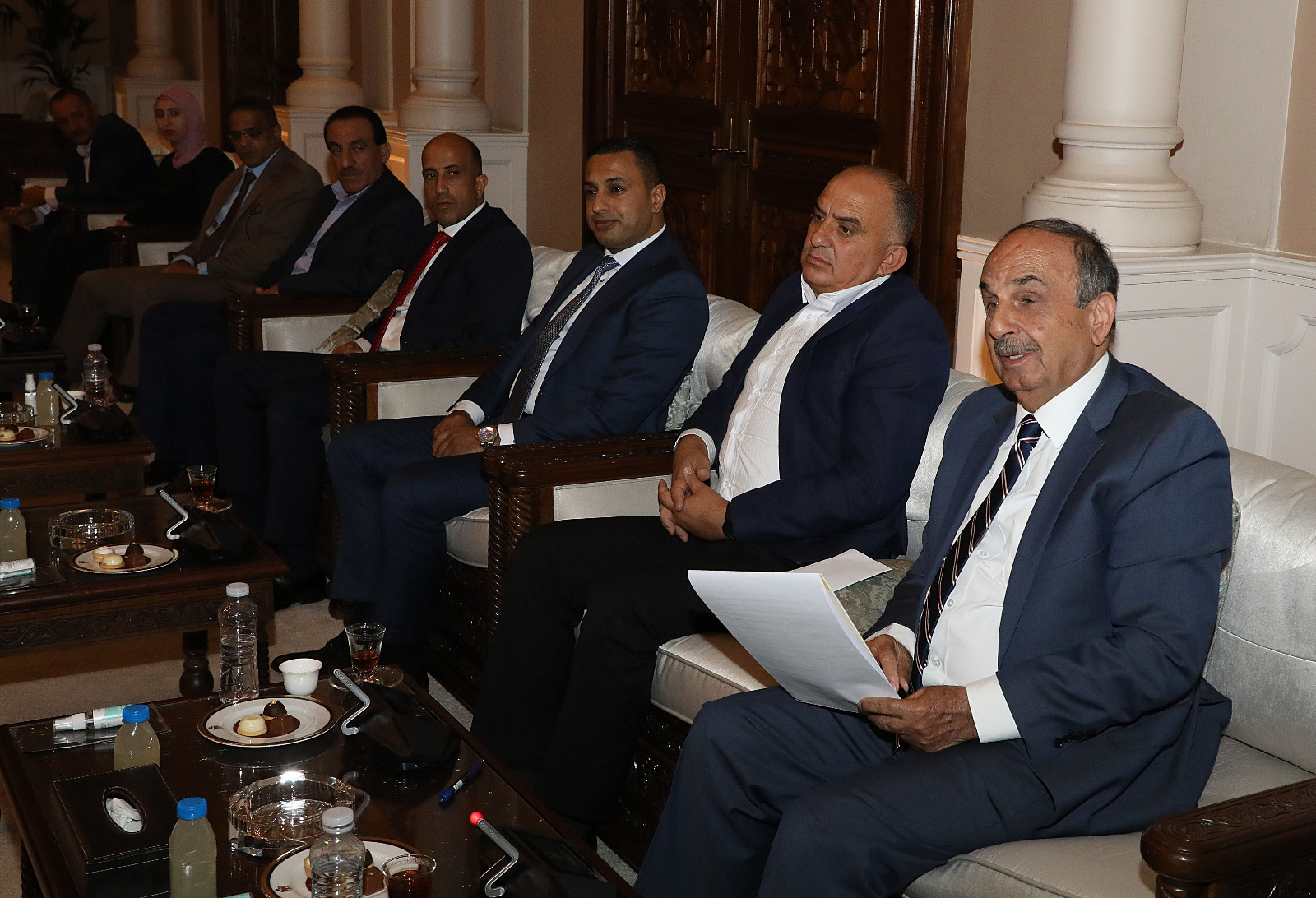 العيسوي يلتقي مجموعة من شباب وشابات لواء سحاب ووفدا من مجلس محافظة مأدبا.