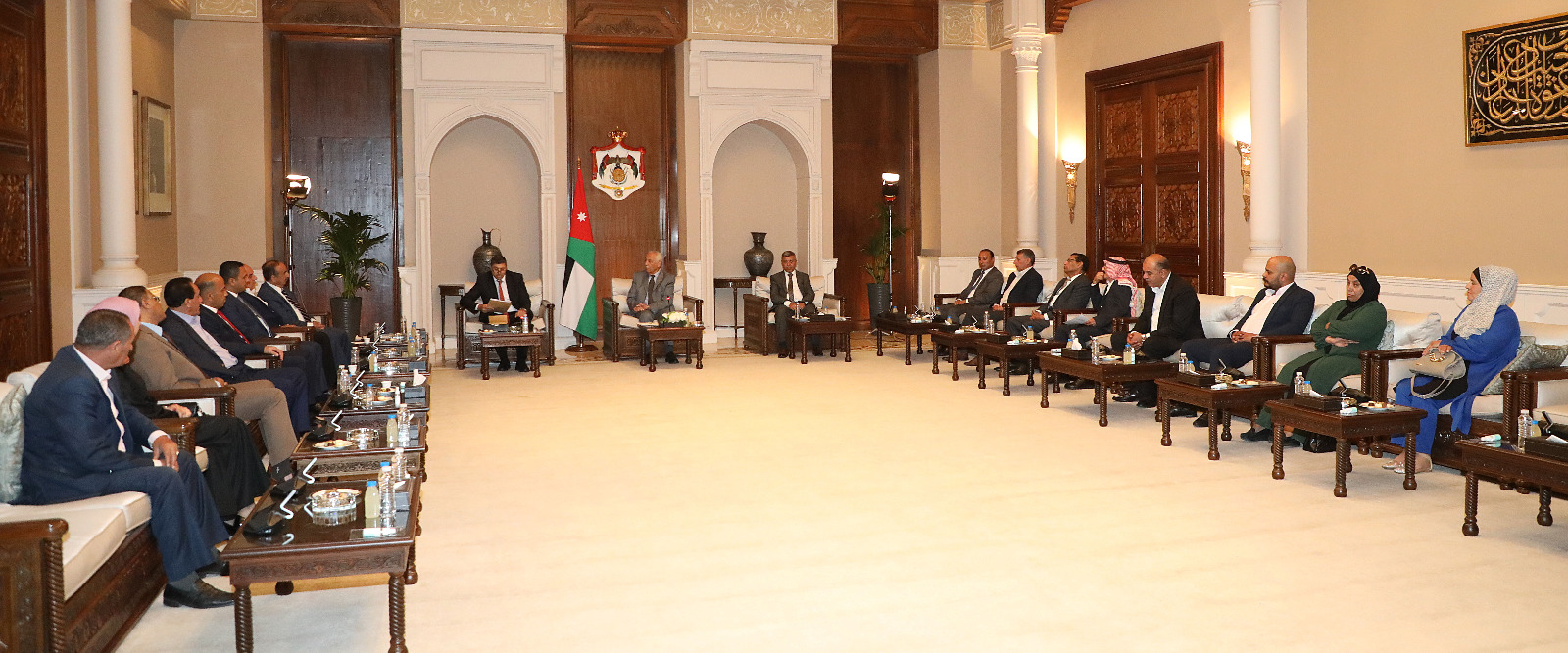 العيسوي يلتقي مجموعة من شباب وشابات لواء سحاب ووفدا من مجلس محافظة مأدبا.