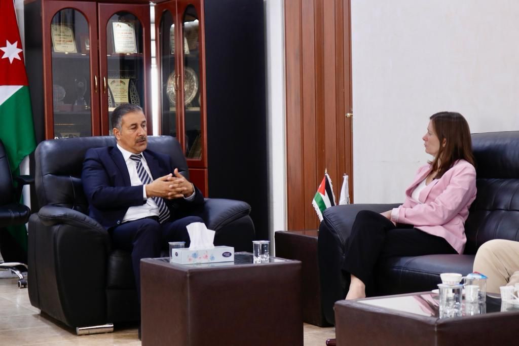 صورة حول : السفيرة البريطانية تزور مشاريع تمولها المملكة المتحدة لدعم الشباب والنساء واللاجئين في محافظة معان في يوم اللاجئ العالمي السفيرة البريطانية تزور مشاريع تمولها المملكة المتحدة لدعم الشباب والنساء واللاجئين في محافظة معان في يوم اللاجئ العالمي