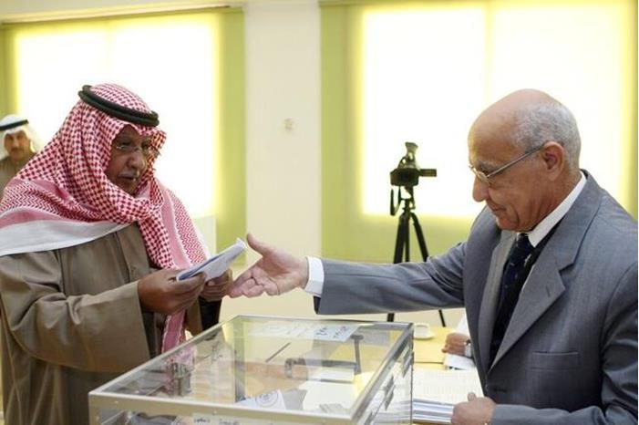 الكويتيون يدلون بأصواتهم في الانتخابات البرلمانية