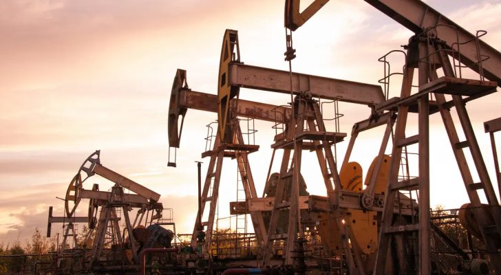 النفط ينخفض والبنوك تخفض توقعات النمو في الصين