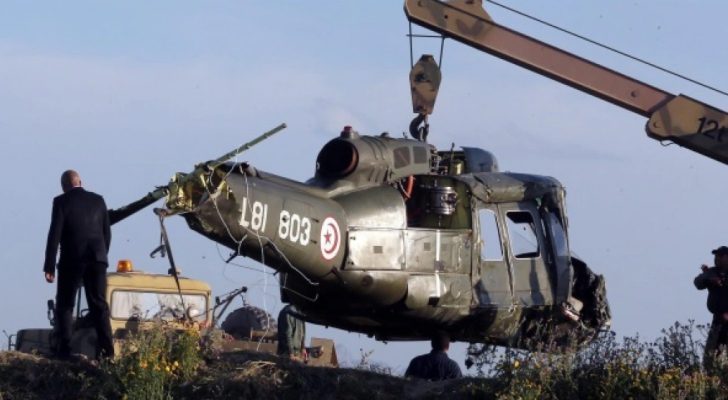 انتشال جثتي طيارين تونسيين بعد سقوط مروحية على متنها ٤ أشخاص