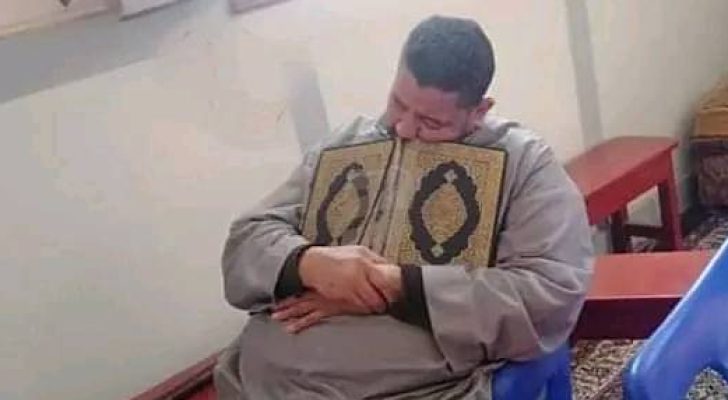 صورة حول : حقيقة وفاة مصري لحظة احتضانه المصحف الشريف داخل مسجد حقيقة وفاة مصري لحظة احتضانه المصحف الشريف داخل مسجد