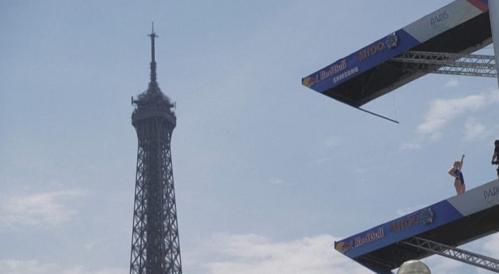 غواصون يتنافسون أمام برج إيفل قبيل الألعاب الأولمبية