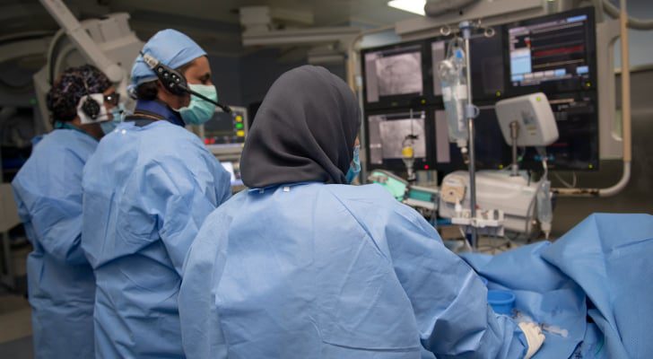 صورة حول : فريق طبي سعودي ينقذ حياة حاج من بنغلادش فريق طبي سعودي ينقذ حياة حاج من بنغلادش