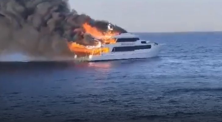 فقدان ٣ وإنقاذ ١٤ سائحًا من حريق مركب سياحي في البحر الأحمر