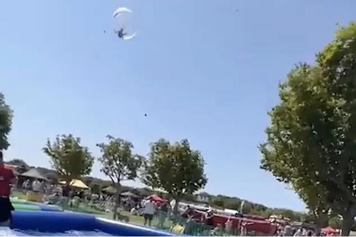 صورة حول : شاهدوا.. - لقطة صادمة لعاصفة تطير طفل بالجو في بريطانيا شاهدوا.. - لقطة صادمة لعاصفة تطير طفل بالجو في بريطانيا