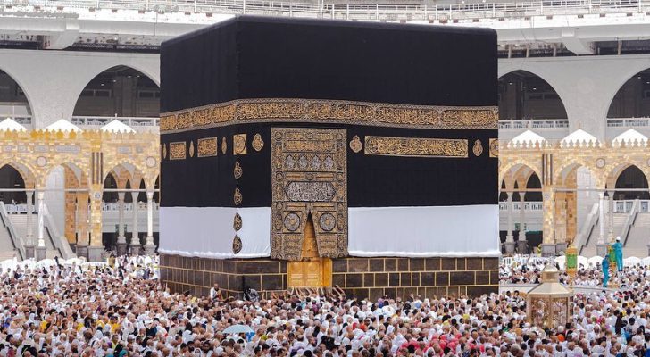 مئات آلاف الحجّاج يؤدون طواف القدوم حول الكعبة الأحد