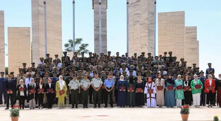 مندوباً عن الملك .. الحنيطي يرعى حفل تخريج كلية الدفاع الوطني٢٠