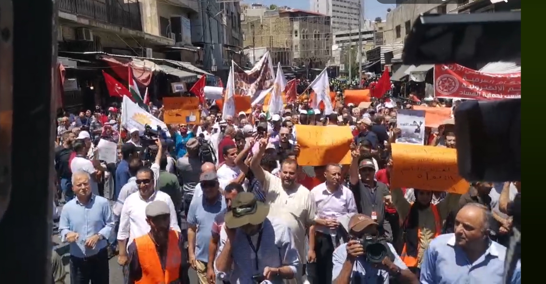 صورة حول : مسيرة احتجاجية في وسط البلد رفضا لـقانون الجرائم الإلكترونية مسيرة احتجاجية في وسط البلد رفضا لـقانون الجرائم الإلكترونية