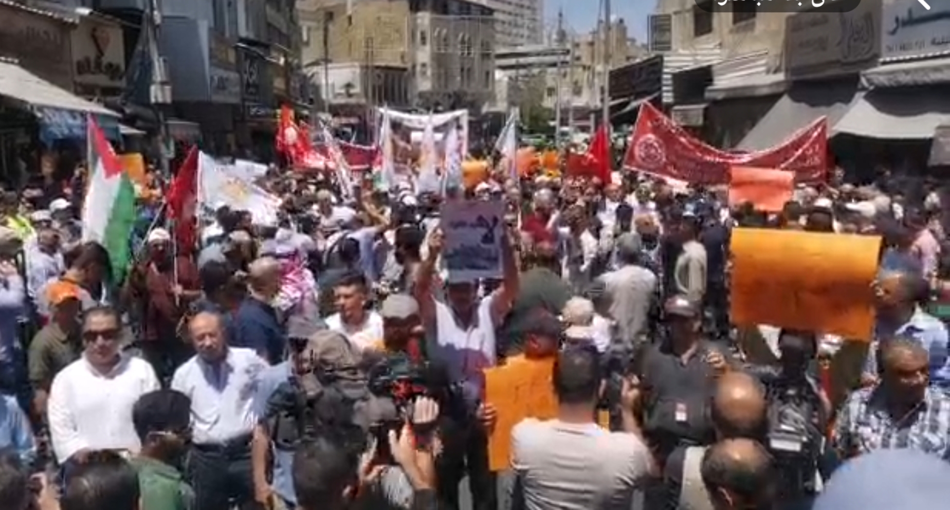 صورة حول : مسيرة احتجاجية في وسط البلد رفضا لـقانون الجرائم الإلكترونية مسيرة احتجاجية في وسط البلد رفضا لـقانون الجرائم الإلكترونية