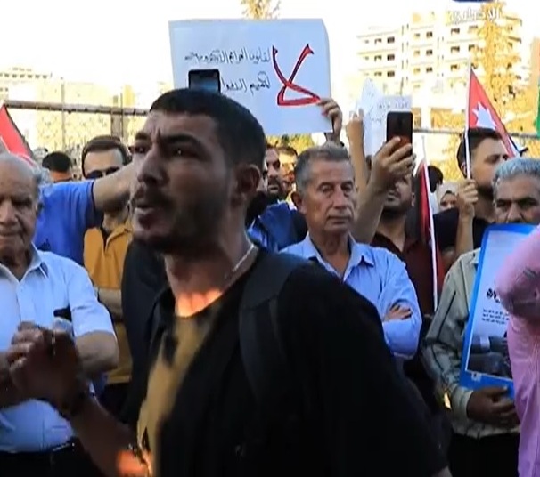 وقفة احتجاجية رفضا لقانون الجرائم الإلكترونية أمام مجلس النواب