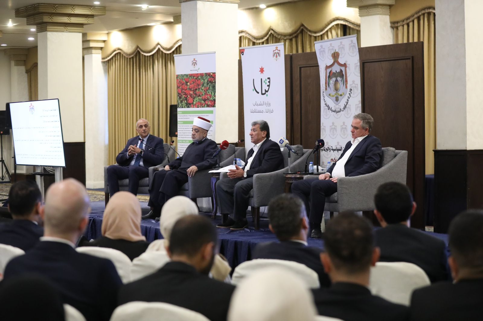 وزراء يحاورون عددا من الشباب حول الحياة السياسية والعمل والتعايش الديني