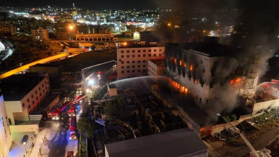 شاهدوا بالصور كيف تعامل النشامى مع حريق مصنع اسفنج الزهور