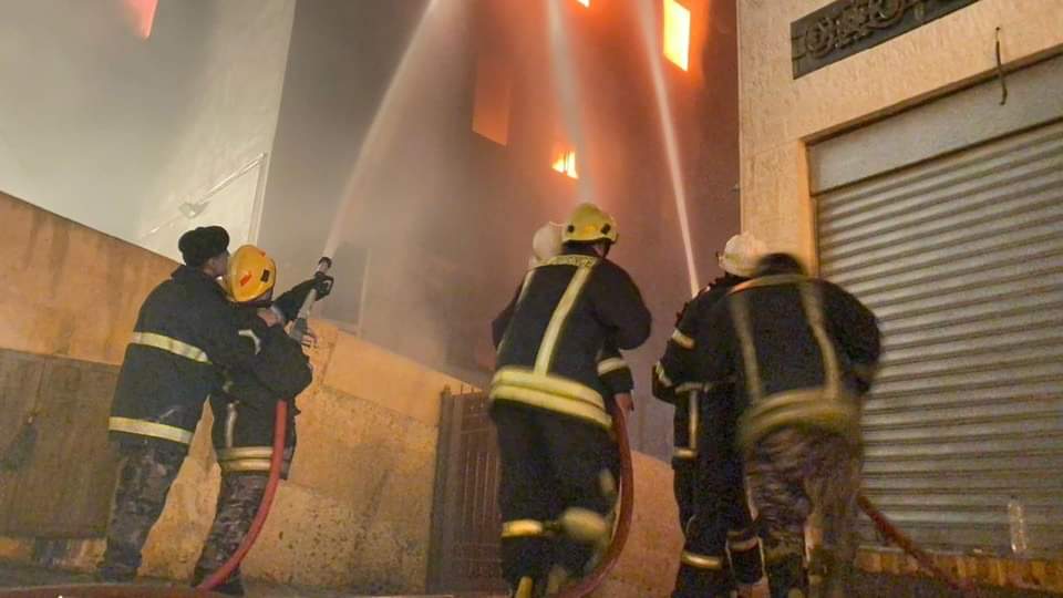 شاهدوا : عمليات إطفاء حريق ضخم أتى على مصنع إسفنج الزهور