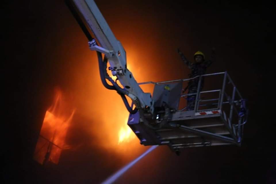 شاهدوا بالصور كيف تعامل النشامى مع حريق مصنع اسفنج الزهور